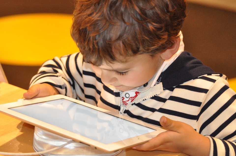Δομικές αλλαγές στον εγκέφαλο παιδιών που χρησιμοποιούν ηλεκτρονικά μέσα με οθόνες