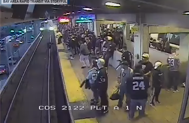 Σοκαριστικο βίντεο:  Άνδρας πέφτει στις γραμμές ενώ περνούσε το τρένο (Video)