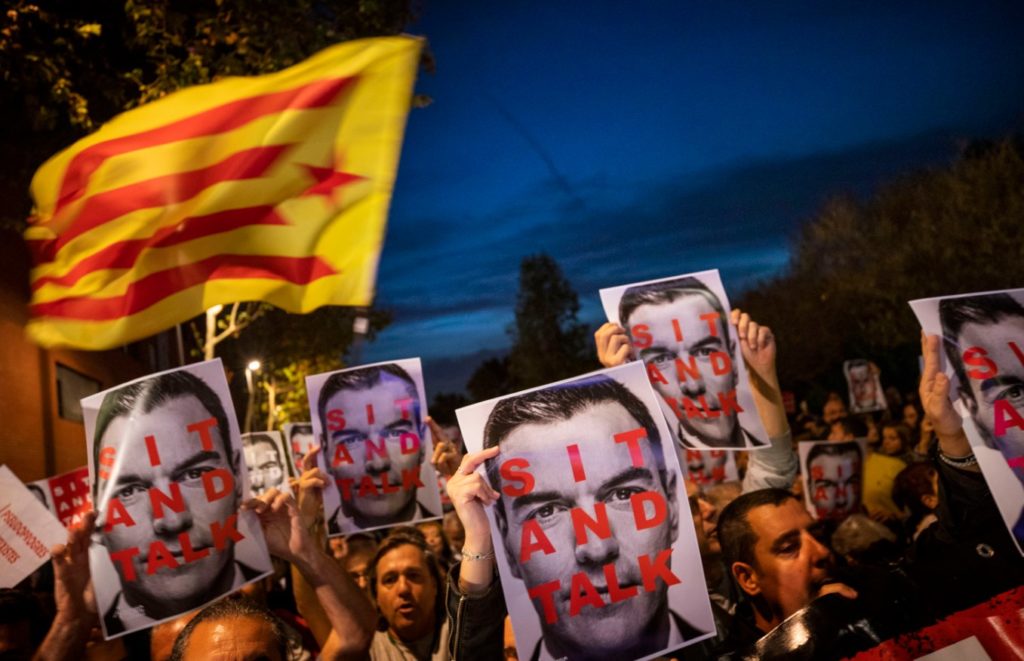 Ισπανία: Νέα εντάλματα σύλληψης για τρεις Καταλανούς