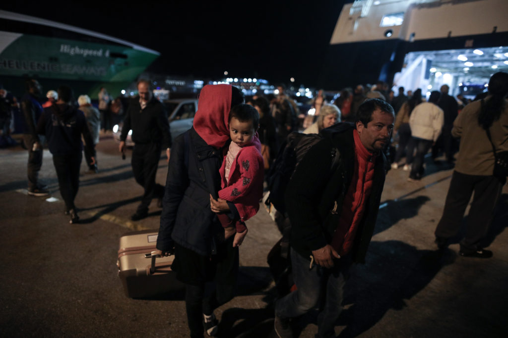 Πειραιάς: Συνεχίζονται οι μεταγωγές προσφύγων/μεταναστών από τα νησιά