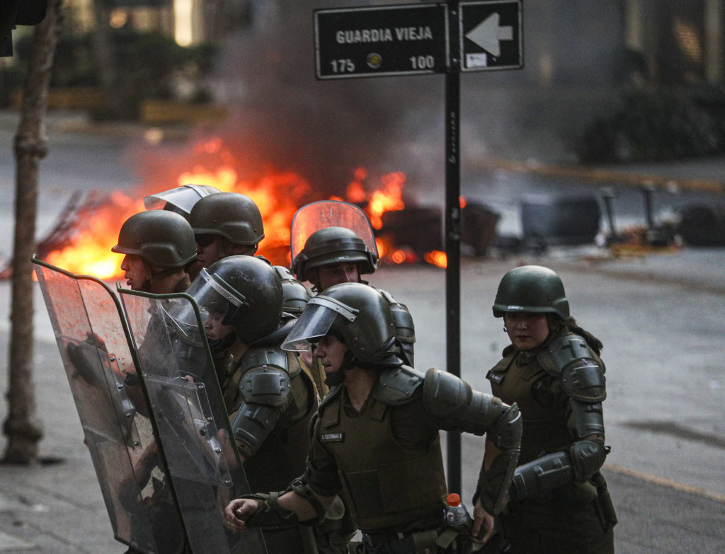 Χιλή: Επεκτάθηκαν και στα πλούσια προάστια του Σαντιάγο οι διαδηλώσεις