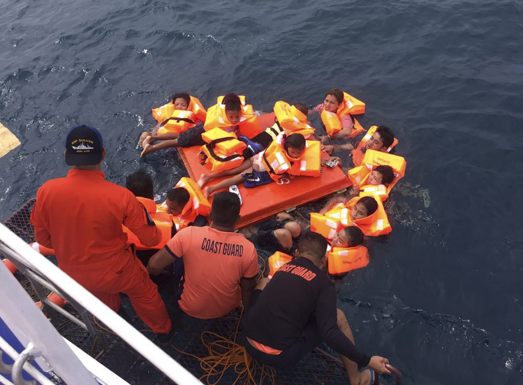 Φιλιππίνες: Επιχείρηση διάσωσης μετά το ναυάγιο οχηματαγωγού με τουλάχιστον 60 επιβαίνοντες