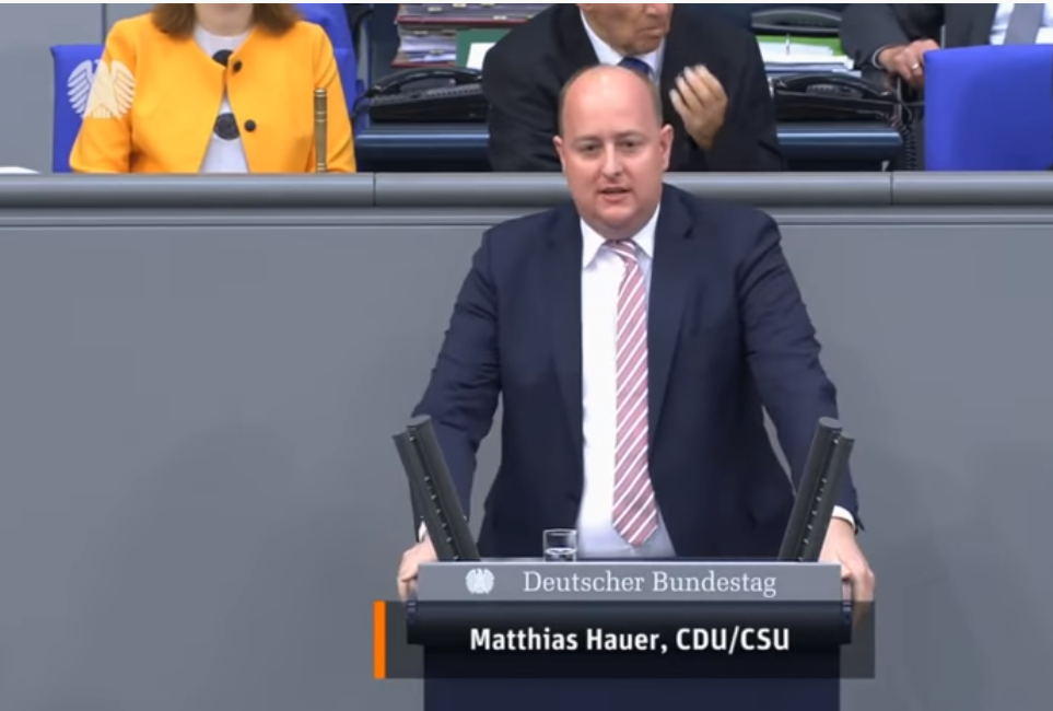 Γερμανία: Βουλευτής λιποθύμησε ενώ βρισκόταν στο βήμα της Βουλής (Video)