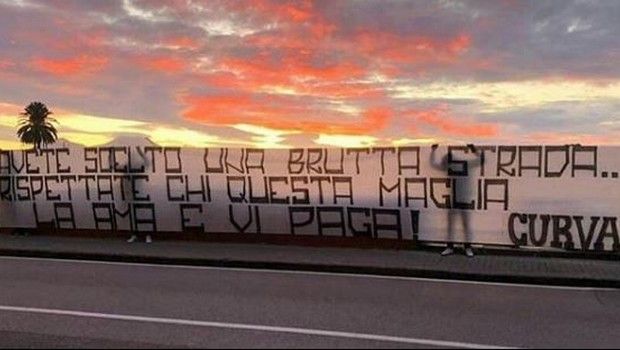 Ανεξέλεγκτη η κατάσταση στη Νάπολι: Οι οπαδοί κρεμάνε πανό κατά των παικτών σε κεντρικούς δρόμους της πόλης (Photos)