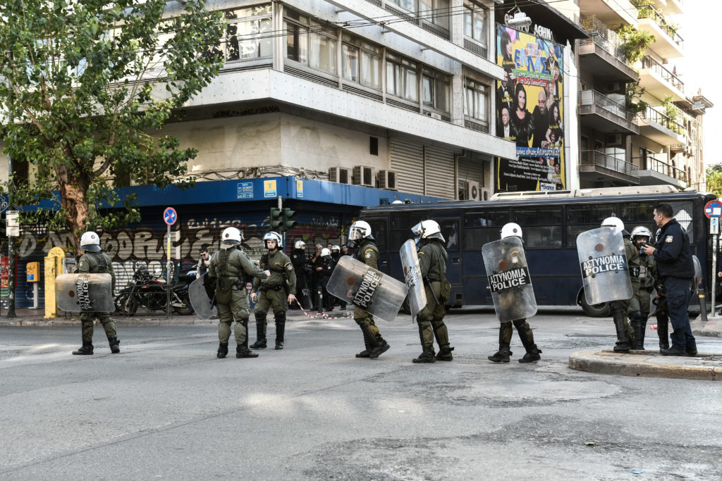 Νέα αστυνομική επιχείρηση εντός της ΑΣΟΕΕ – Βρέθηκαν κοντάρια και κράνη