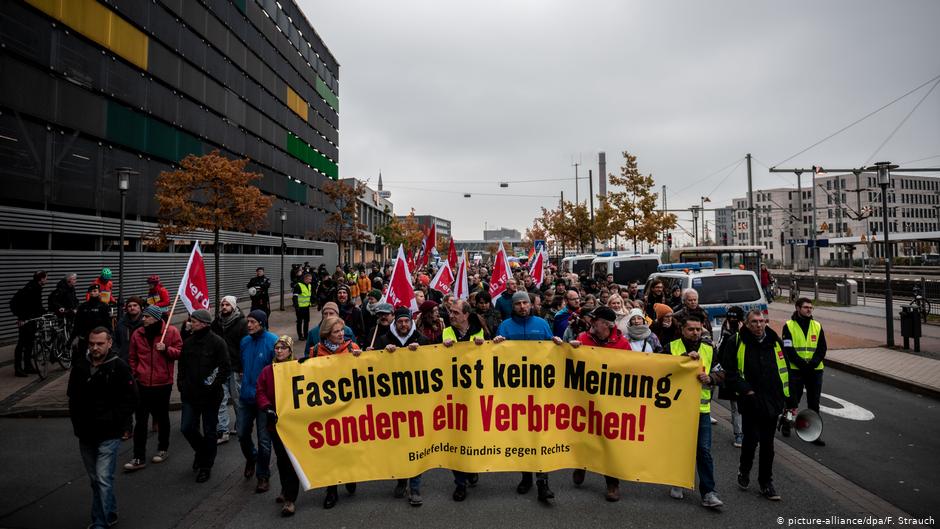 Γερμανία: Σε κλοιό χιλιάδων αντιφασιστών βρέθηκαν ακροδεξιοί που γιόρταζαν τη «Νύχτα των Κρυστάλλων» (Photos+Video)