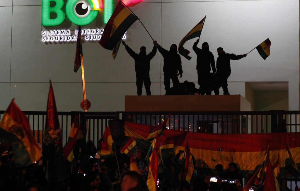 Δραματική ανατροπή στη Βολιβία: Ο Μοράλες προκηρύσσει νέες εκλογές υπό τις πιέσεις του ΟΑΚ