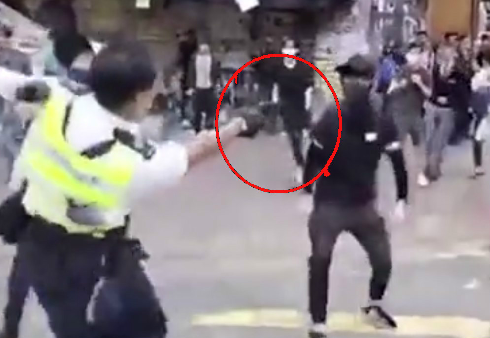Βίντεο-Σοκ: Αστυνομικός πυροβολεί διαδηλωτή στο Χονγκ Κονγκ – Σκληρές εικόνες