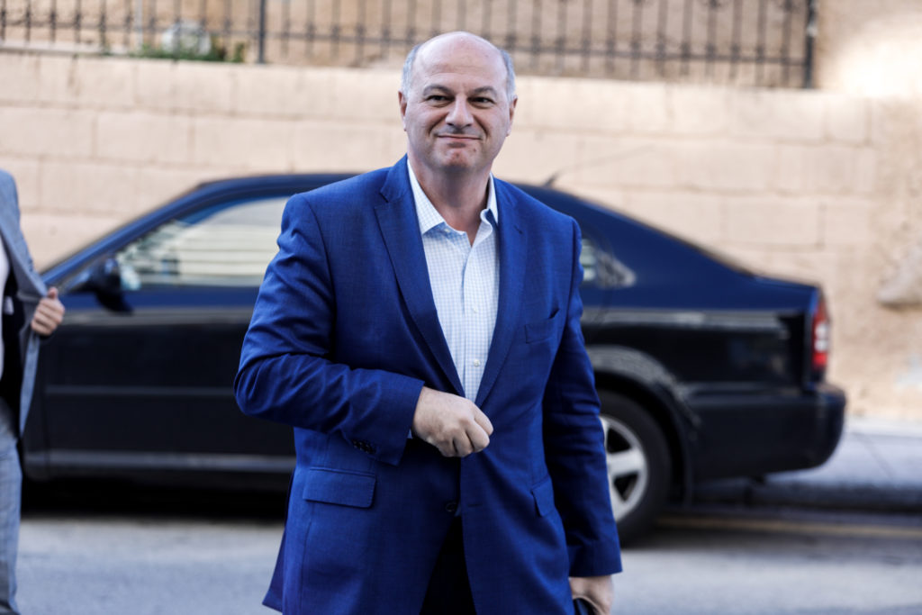 «Κόκκινη κάρτα» από τους θεσμούς στην κυβέρνηση για την κακουργηματική απιστία
