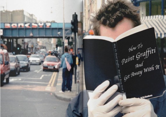 «Ο Μπάνκσι αιχμάλωτος» του φωτογραφικού φακού – Βιβλίο από τον Έλληνα συνεργάτη του (Photos)