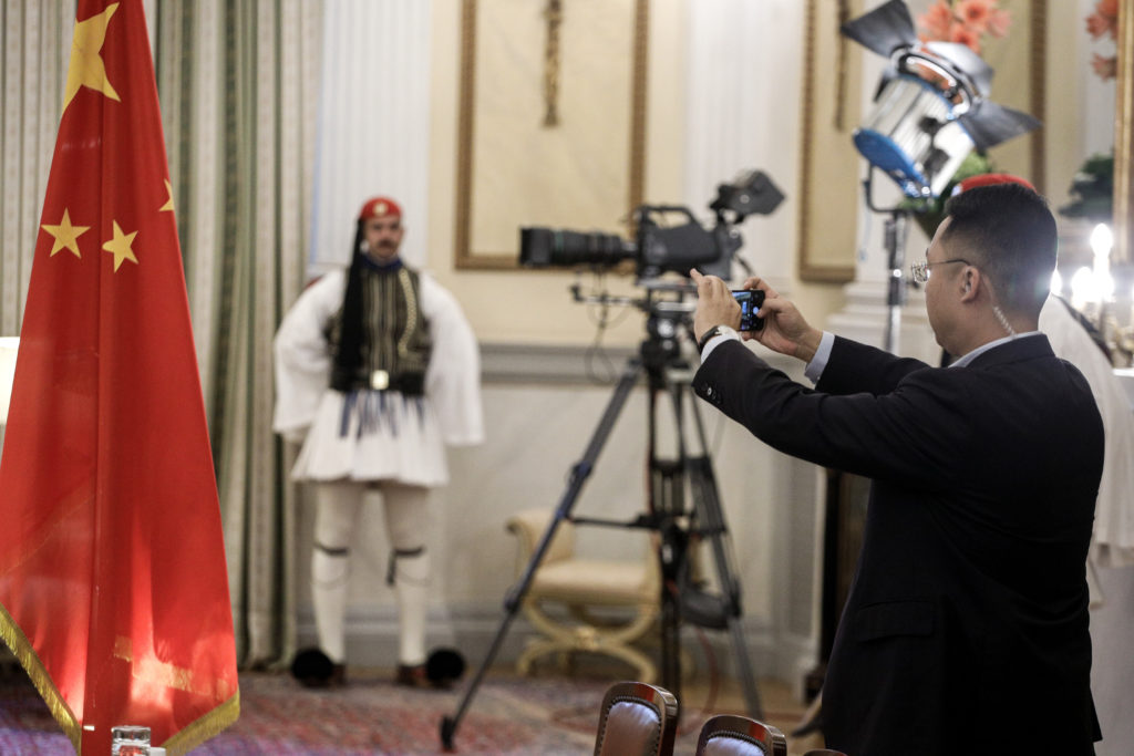 Στην Αθήνα ο Κινέζος πρόεδρος – Συναντήσεις με Παυλόυπουλο και Μητσοτάκη – Οι 16 συμφωνίες που θα υπογράψει