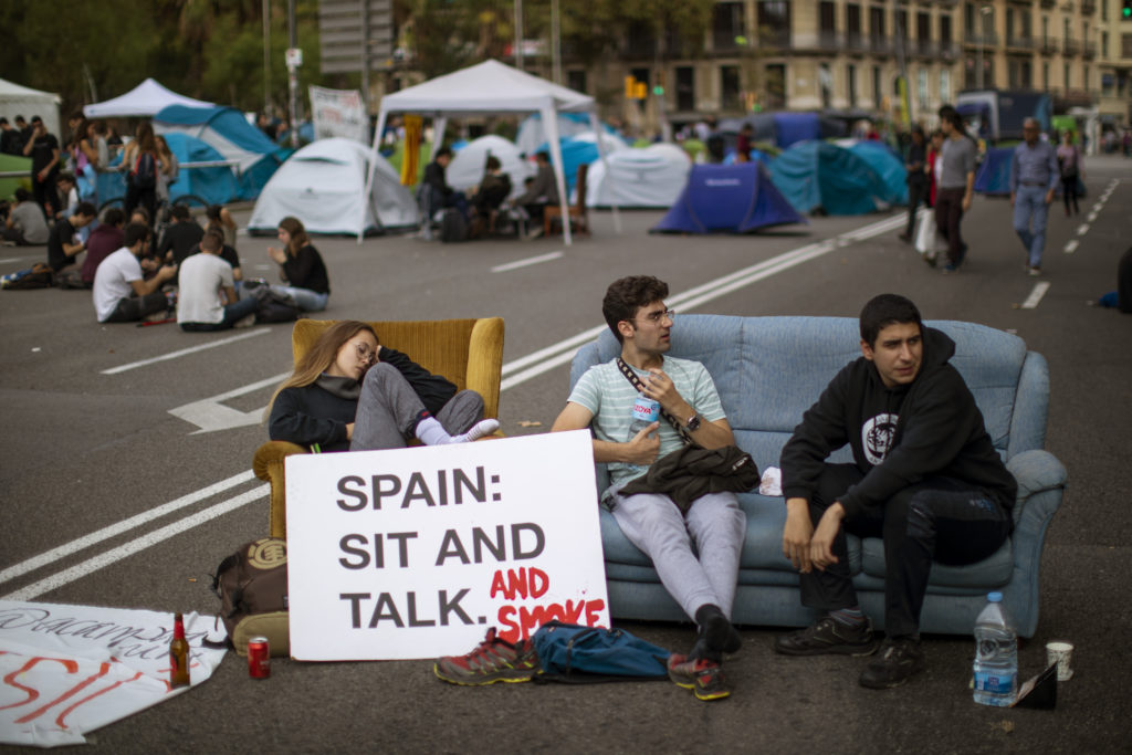 Ξανά στους δρόμους οι διαδηλωτές υπέρ της ανεξαρτησίας της Καταλονίας – Απέκλεισαν αυτοκινητόδρομο (Video)