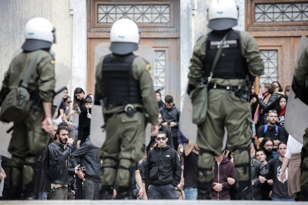 Ένταση και τραυματίες από την εισβολή των ΜΑΤ στην ΑΣΟΕΕ – Πορεία διαμαρτυρίας το απόγευμα (Photos – Video)