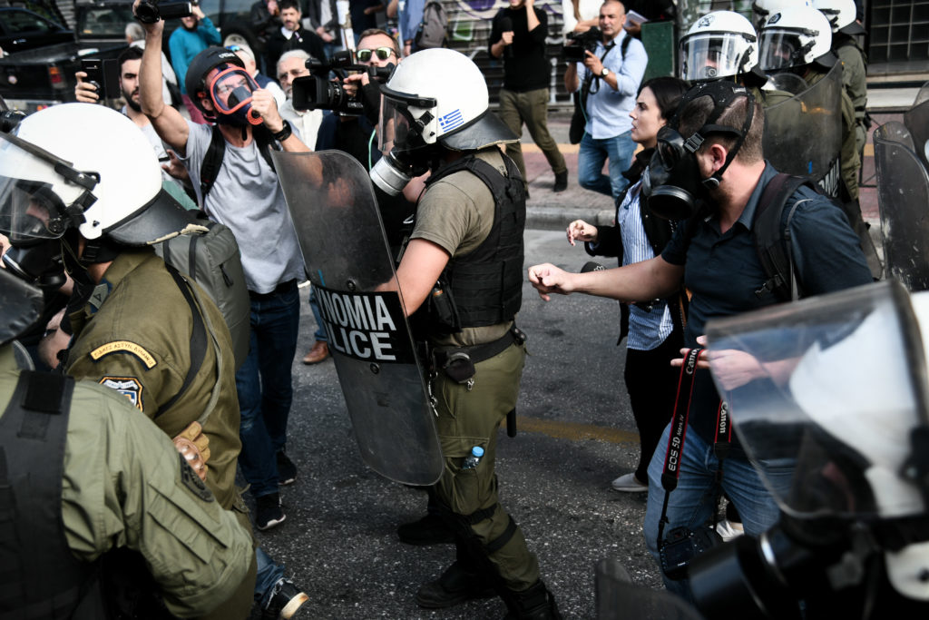 Ωμή βία ΜΑΤατζή κατά διαδηλώτριας έξω από την ΑΣΟΕΕ (Video)