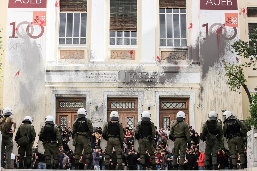 Καταγγελία από το Κόμμα Πειρατών για επίθεση αστυνομικών σε φοιτήτρια