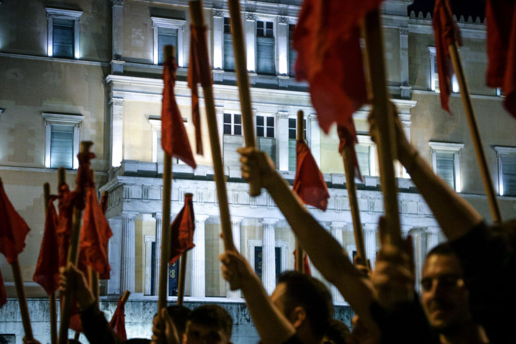 Στη Βουλή οι φοιτητές: «Κάτω τα χέρια από το άσυλο» (Photos)