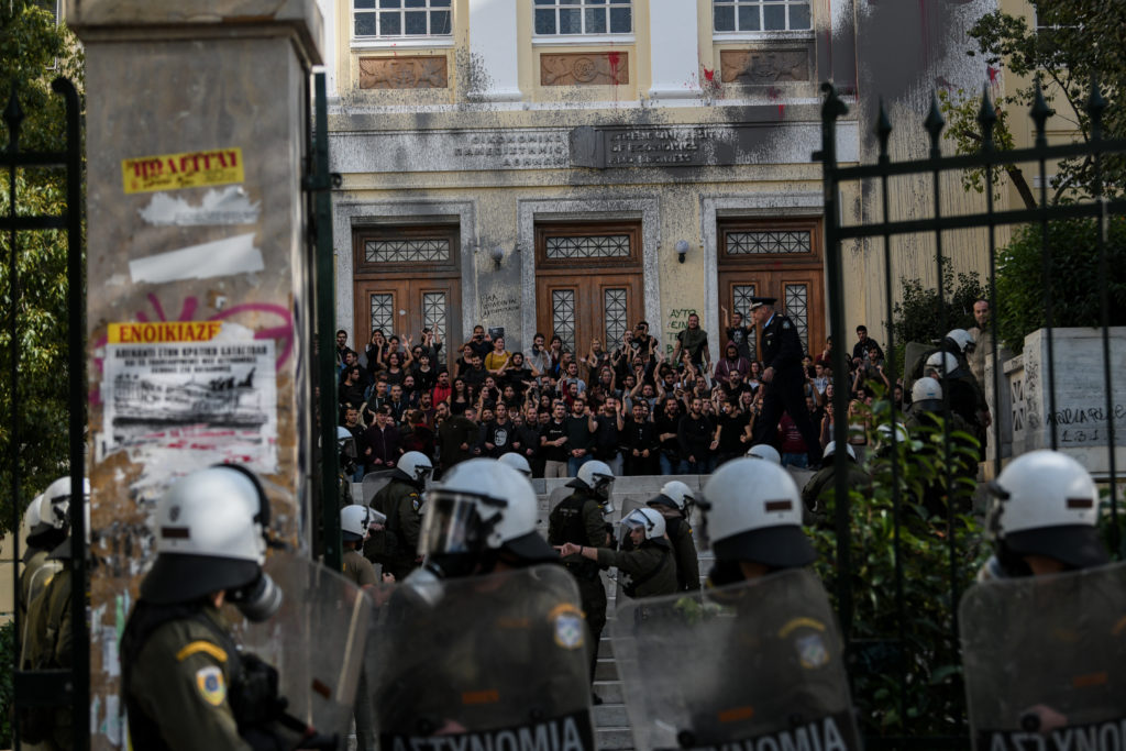 Ποινική δίωξη στον φοιτητή Ιατρικής που συνελήφθη στα επεισόδια στην ΑΣΟΕΕ