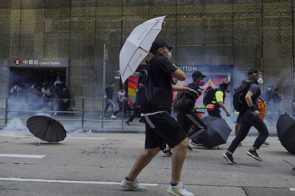 Χονγκ Κονγκ: Στους δρόμους και πάλι οι διαδηλωτές- Στα πρόθυρα της πλήρους κατάρρευσης η χώρα, λέει η αστυνομία