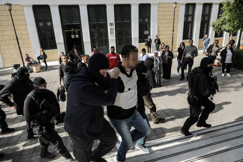 Η ΕΛΑΣ έριξε κρότου – λάμψης μέσα στα δικαστήρια της Ευελπίδων