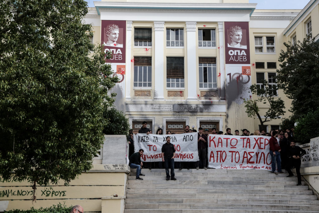 Σε δίκη παραπέμφθηκε ο φοιτητής που συνελήφθη μέσα στο σπίτι του