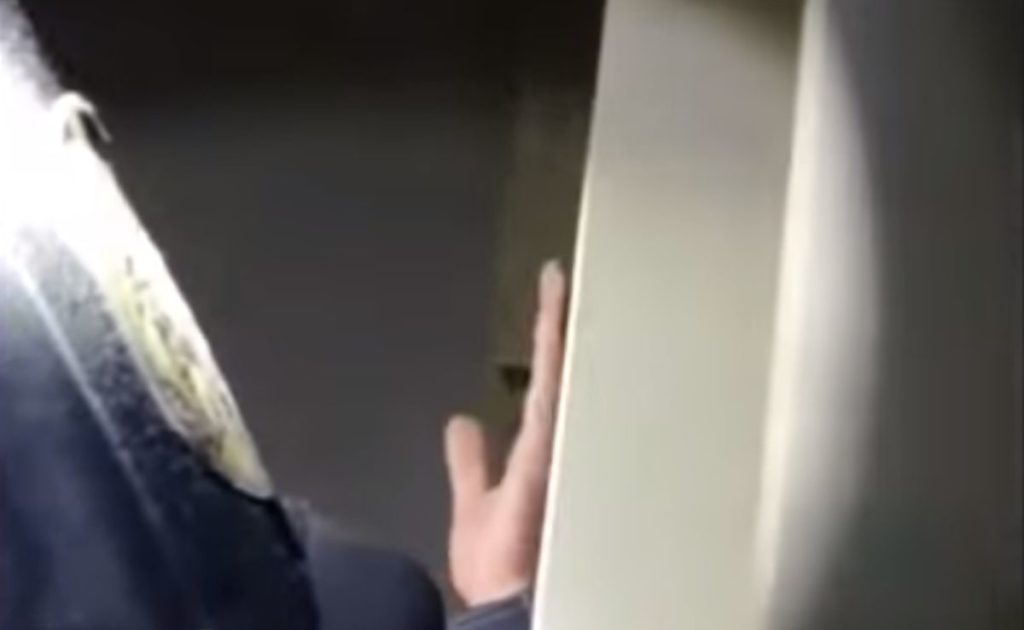 Βίντεο – ντοκουμέντο: Κλέφτης κρυβόταν σε… ντουλάπα σε σπίτι στην Ηλιούπολη (Video)