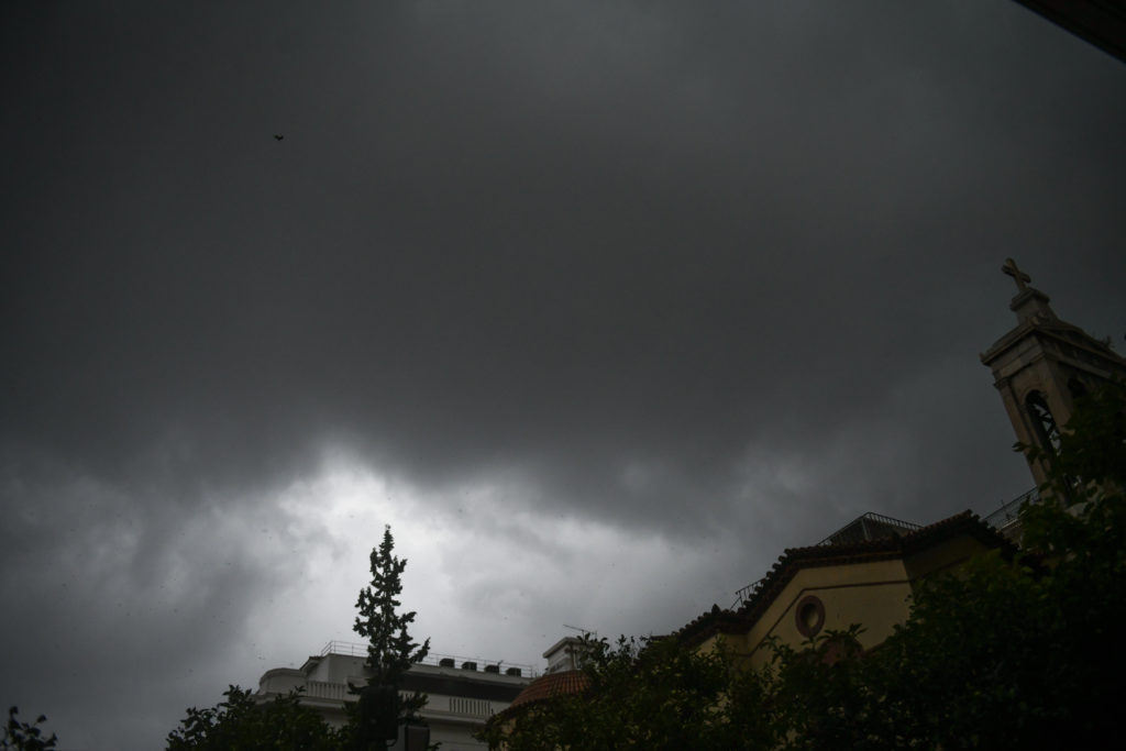 Καιρός: Αγριεύει η «Βικτώρια» – Καταιγίδες, χαλάζι και μικρή πτώση της θερμοκρασίας