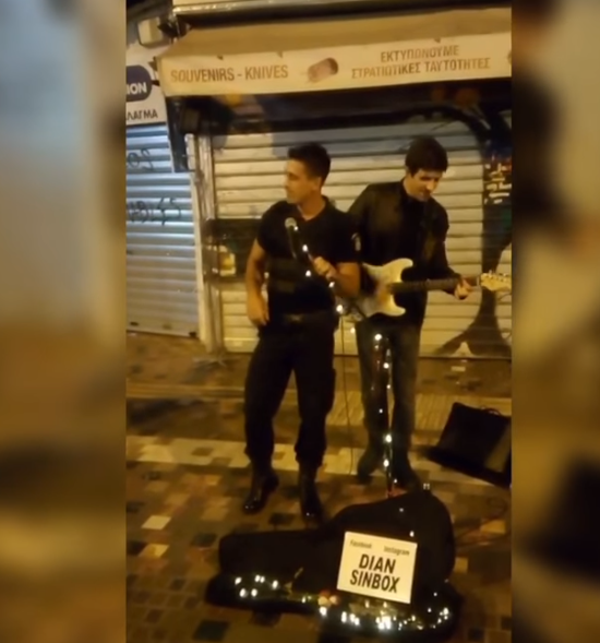 Ο αστυνομικός στο Μοναστηράκι που πήρε το μικρόφωνο και έγινε viral (Video)