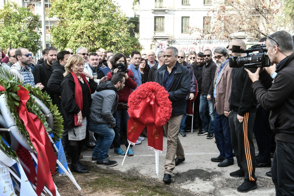 Πολυπληθής αντιπροσωπεία του ΣΥΡΙΖΑ κατέθεσε στεφάνι στο Πολυτεχνείο (Photos)