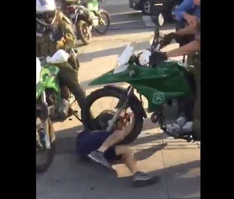 Όργιο αστυνομικής καταστολής στη Χιλή: Πατάνε με μηχανές διαδηλωτή, «ψεκάζουν» ανύποπτη ρεπόρτερ! (Videos)