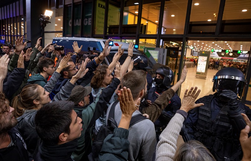Ισπανία: Συγκέντρωση διαδηλωτών υπέρ της ανεξαρτησίας, στον κεντρικό σιδηροδρομικό σταθμό της Βαρκελώνης