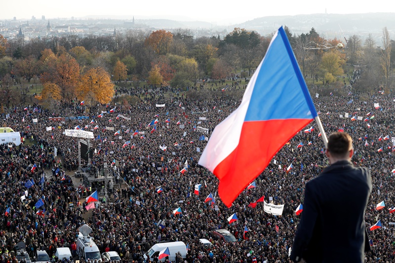 Τσεχία: Μεγάλη αντικυβερνητική διαδήλωση, 30 χρόνια μετά την «Βελούδινη Επανάσταση»