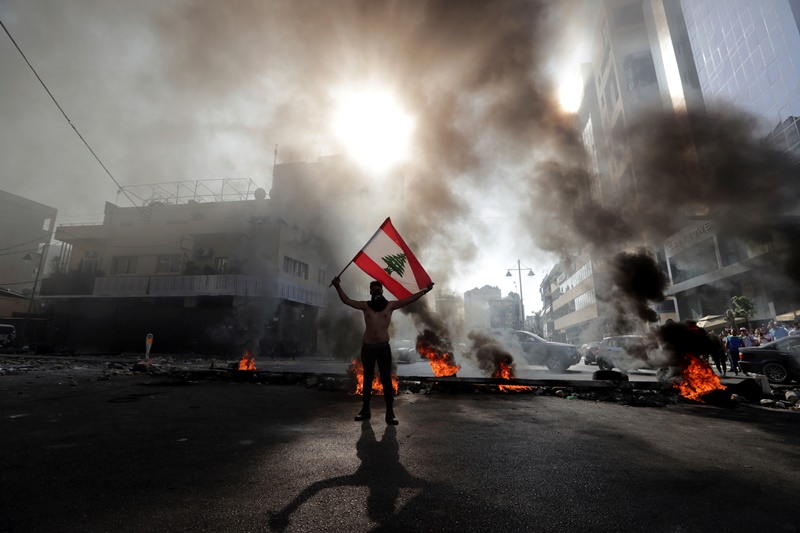 Η αμερικανική πρεσβεία στον Λίβανο ανακοίνωσε ότι υποστηρίζει το λαϊκό κίνημα διαμαρτυρίας
