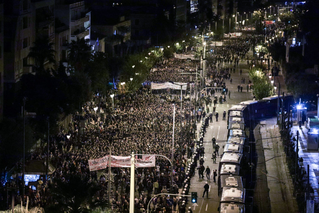 Χιλιάδες λαού και νεολαίας τίμησαν την 46η επέτειο του Πολυτεχνείου – Συνεχής ενημέρωση (Photos+Videos)