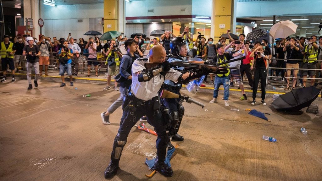 Δραματική κλιμάκωση στο Χονγκ Κονγκ: Στα βέλη διαδηλωτών η αστυνομία απειλεί με πραγματικά πυρά!
