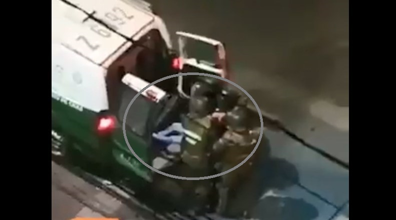 Νέα αστυνομική θηριωδία στη Χιλή: Πέντε «Ματατζήδες» κακοποιούν σεξουαλικά μια διαδηλώτρια! (Video)