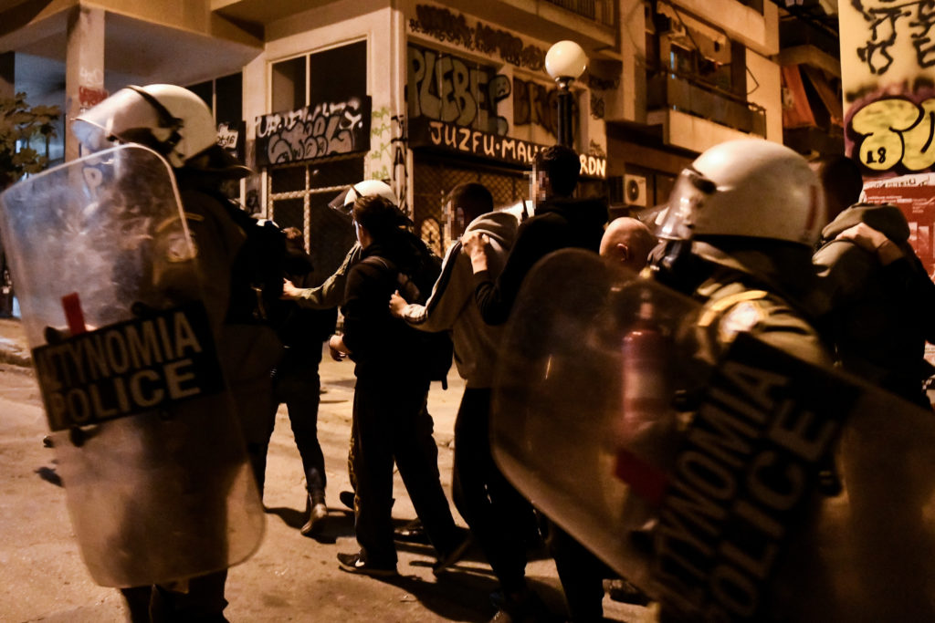 «Άβατο» για τους πολίτες τα Εξάρχεια – Κλίμα αστυνομοκρατίας με 28 συλλήψεις και 41 προσαγωγές (Photos+Videos)