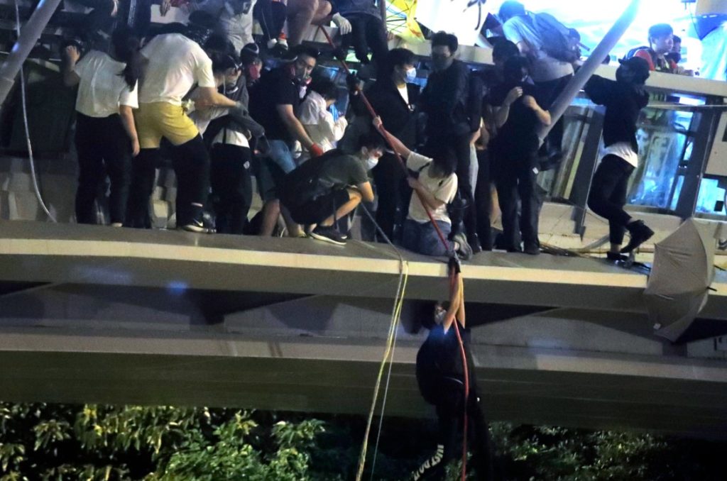 Χονγκ Κονγκ: Διαδηλωτές απέδρασαν από τον αστυνομικό κλοιό στο πολυτεχνείο (Video)