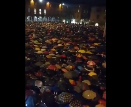 Ιταλία: Το κίνημα της «Σαρδέλας» – Χιλιάδες στους δρόμους κατά Σαλβίνι (Video)