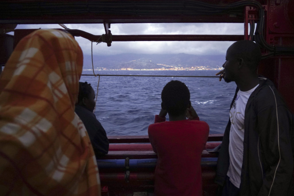 Διάσωση 94 μεταναστών από το πλοίο Ocean Viking στη Μεσόγειο