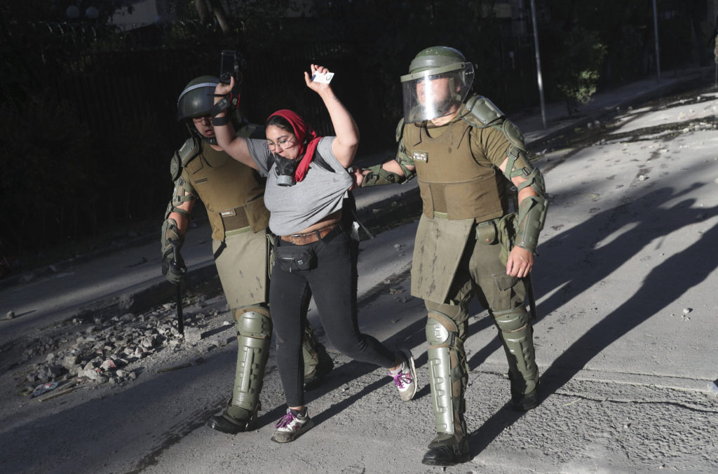 Χιλή: Σταματάει τις σφαίρες με καουτσούκ η αστυνομία – Πάνω από 200 τραυματίες στα μάτια σε έναν μήνα
