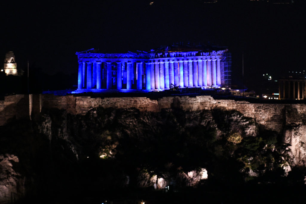 Ο Παρθενώνας έγινε μπλε για τα «Δικαιώματα του Παιδιού» αλλά τα παγκόσμια στοιχεία προκαλούν ντροπή