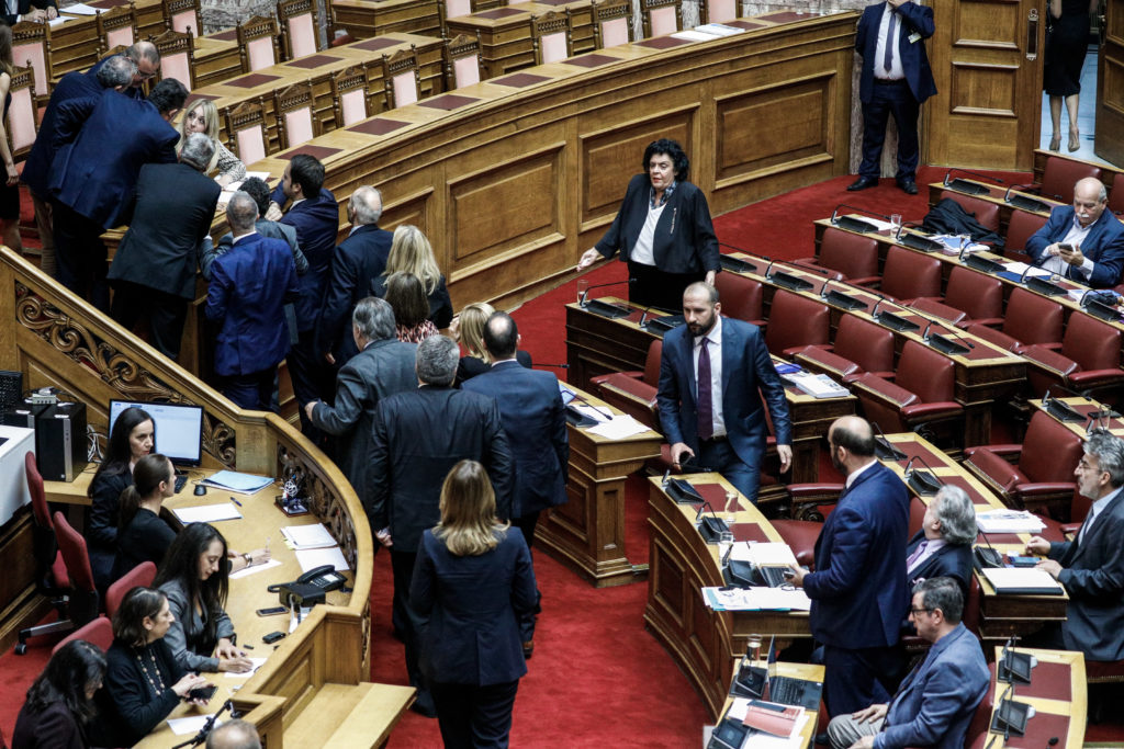 Αλαλούμ στη Βουλή: Έπεσε το σύστημα!