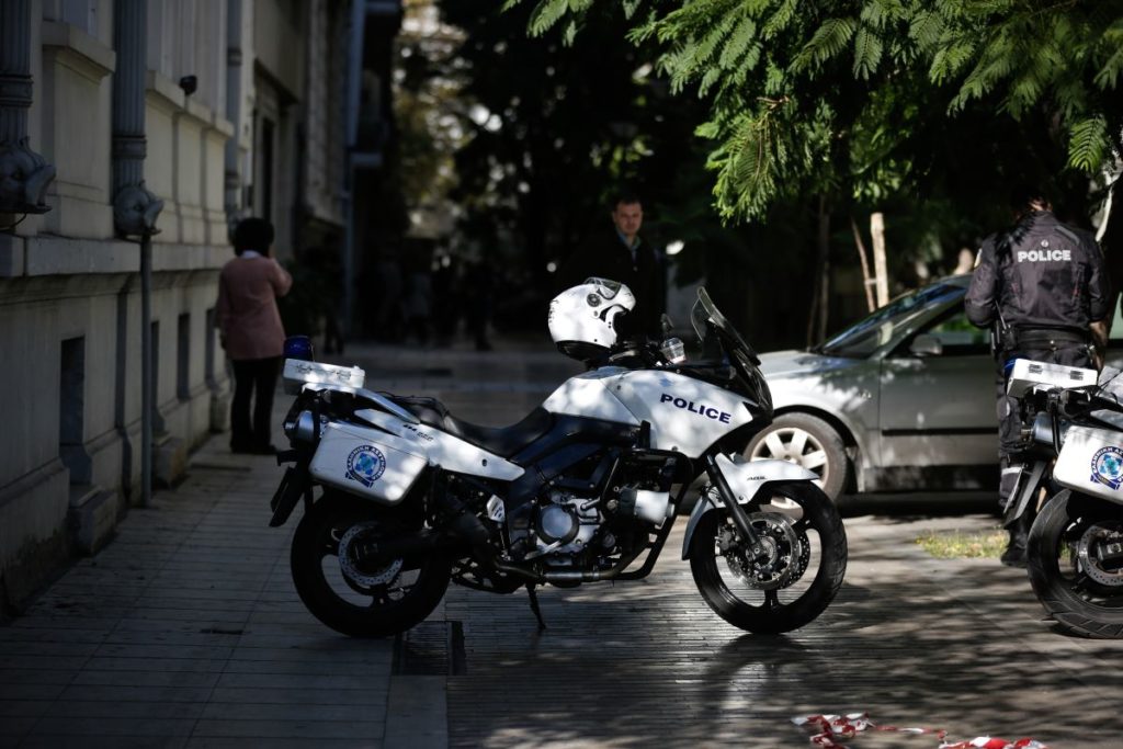 Τροχαίο με δύο τραυματίες αστυνομικούς στην Αρτέμιδα