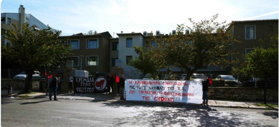 Σήκωσαν πανό για την κόρη Μιχαλολιάκου: Έξω οι φασίστες από το χώρο της υγείας