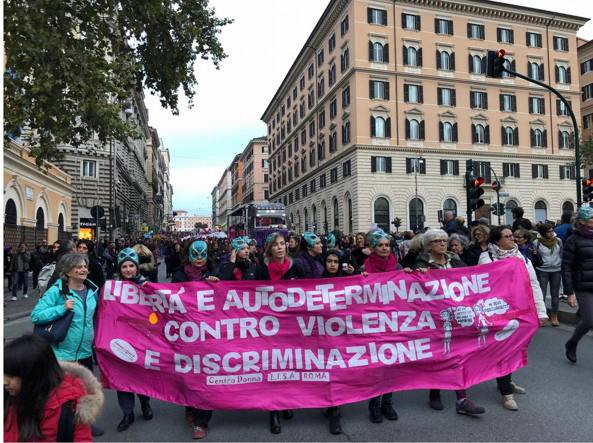 Χιλιάδες διαδηλωτές κατά της σεξιστικής και σεξουαλικής βίας στη Ρώμη (Photos+Video)