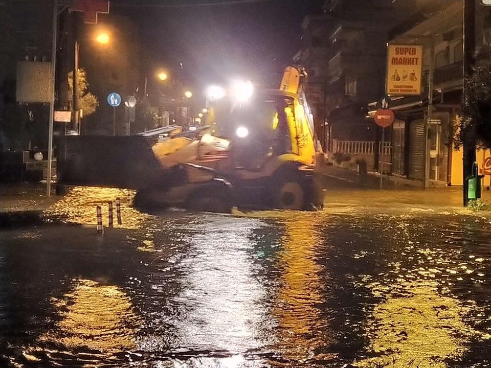 Πιερία: Κινδύνεψε τουρίστας με τον σκύλο του  – Τα προβλήματα της κακοκαιρίας σε Θεσσαλονίκη – Χαλκιδική