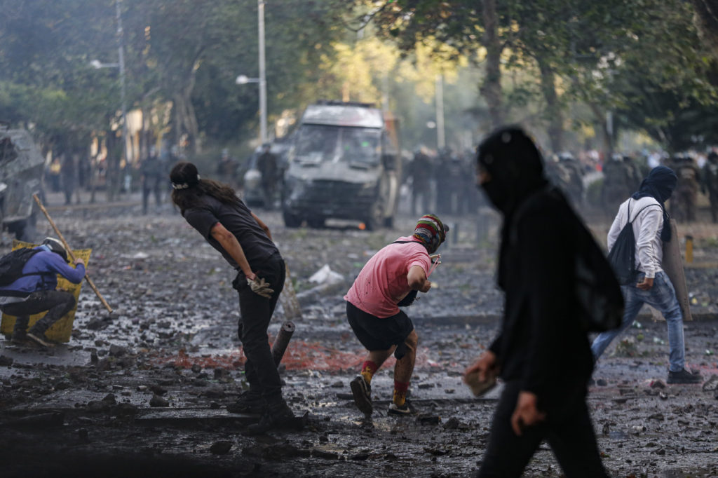 Χιλή: Ρόλο στο στρατό δίνει ο συντηρητικός Πρόεδρος – Συνεχίζονται οι αιματηρές διαδηλώσεις