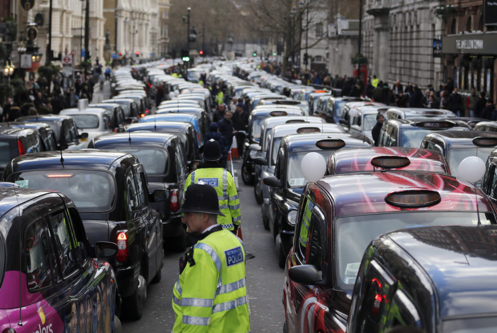 «Λαμογιές» μεταξύ οδηγών της Uber στο Λονδίνο – Έχασε για 2η φορά την άδεια