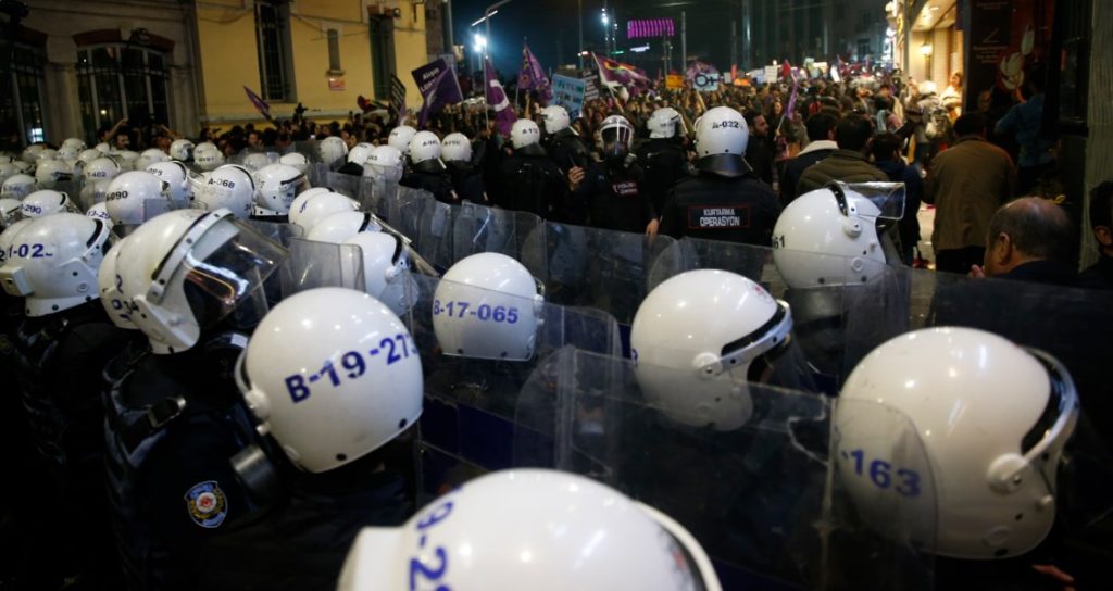 Τουρκία: Η αστυνομία διέλυσε διαδήλωση κατά της βίας εις βάρος γυναικών