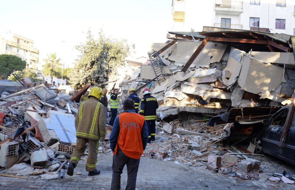 Αλβανία: Σεισμός 6,4 Ρίχτερ – Πάνω απο 10 οι νεκροί – Πολλοί αγνοούμενοι στα κτίρια που κατέρρευσαν (Video – Photos)